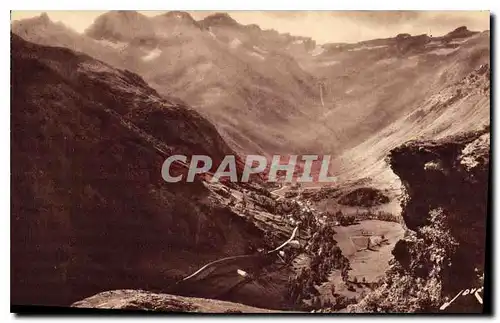 Cartes postales Gavarnie Vue d'Ensemble au fond le Cirque et la Grande Cascade