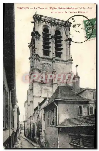 Ansichtskarte AK Troyes La Tour de l'Eglise Sainte Madeleine et la Porte de l'Ancien Charnier