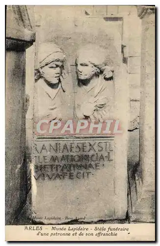 Cartes postales Arles Musee Lapidaire Stele funeraire d'Une patronne et de son affranchie