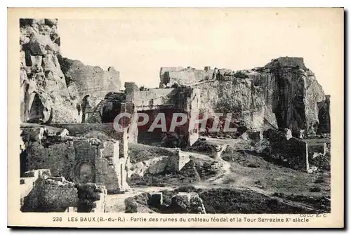 Cartes postales Les Baux B du R Partie des ruines du Chateau feodal et la tour Sarrazine X siecle