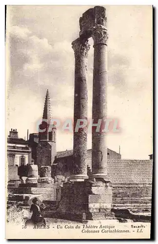 Cartes postales Arles un coin du Theatre Antique Colonnes Corinthiennes