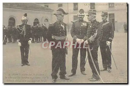 REPRO Apres la remise des decorations le commandant Dreyfus avec le general Gillain et le commandant