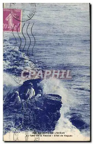 Ansichtskarte AK Au bord de l'Ocean Au flanc de la Falaise Effet de Vagues