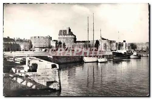 Cartes postales En Bretagne Saint Malo vue du Donjon 1498 et du Bassin des yachts Bateaux