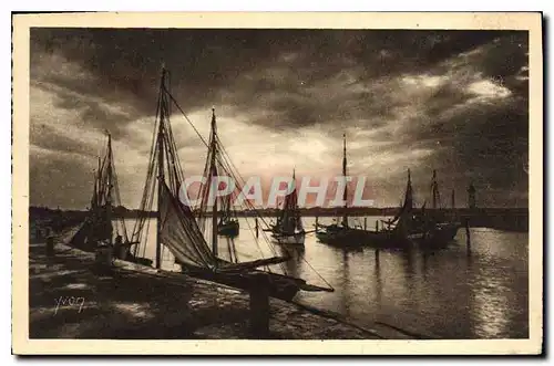 Ansichtskarte AK Royan Charente Inferieure Le Port un Soir d'orage Bateaux