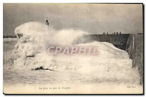 Cartes postales La jetee un jour de Tempete Phare