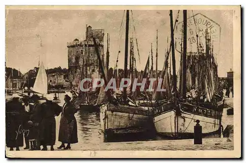Ansichtskarte AK La Rochelle Brin de causette en attendant les pecheurs Bateaux de peche