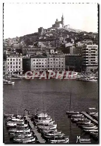 Ansichtskarte AK Marseille B du R Un coin du Vieux Port et ND de la Garde Bateaux