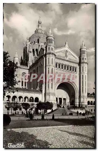 Ansichtskarte AK Lisieux Calvados Basilique Le Parvis