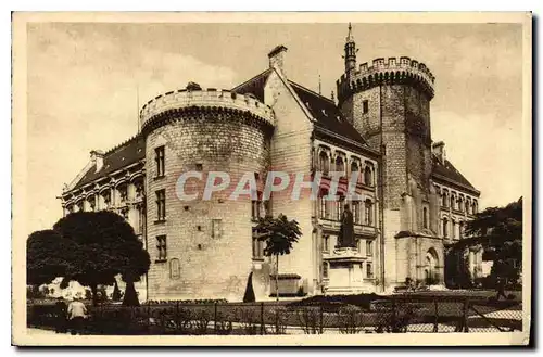 Cartes postales Angouleme Hotel de Ville Tour de Valois et Tour de Lusignan