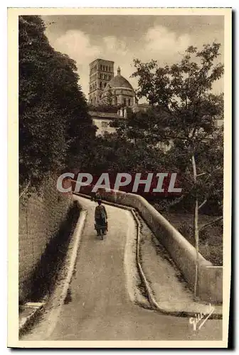 Ansichtskarte AK Angouleme Vieille Rue Saint Martin et la Cathedrale