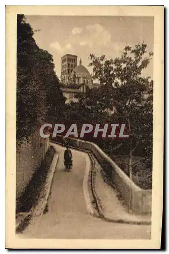 Cartes postales Angouleme Vieille rue St Martin Dome et Tour de la Cathedrale