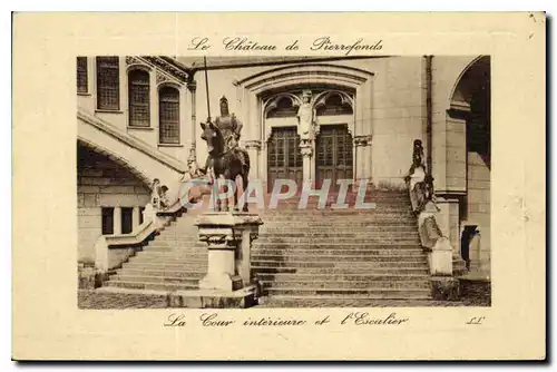 Cartes postales Le Chateau de Pierrefonds La Cour interieur et l'Escalier