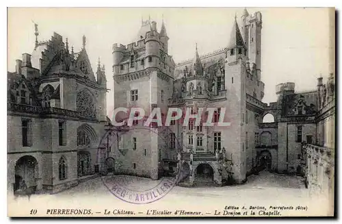 Cartes postales Pierrefonds Le Chateau l'Escalier d'Honneur le Donjon et le Chapelle