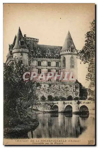 Ansichtskarte AK Chateau de la Rochefoucauld Charente Ensemble sur la Riviere