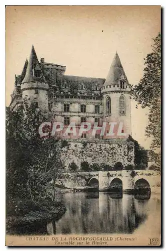 Cartes postales Chateau de la Rochefoucauld Charente Ensemble sur la Riviere