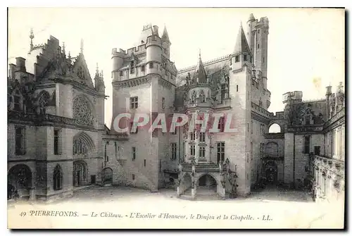 Ansichtskarte AK Pierrefonds le Chateau L'Escalier d'Honneur le Donjon et la Chapelle