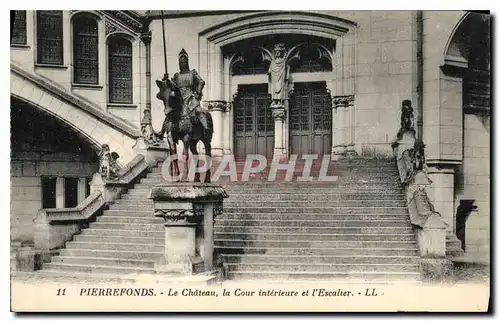 Cartes postales Pierrefonds le Chateau la Cour Interieure et l'Escalier