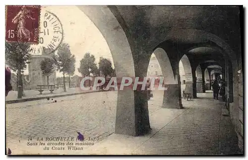 Ansichtskarte AK La Rochelle Sous les arcades des maisons du Cours Wilson