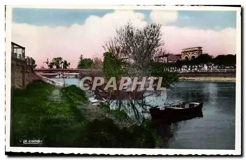 Ansichtskarte AK Saintes Charente Maritime L'Arc de Triomphe et le Pont vus des Bords de la Charente