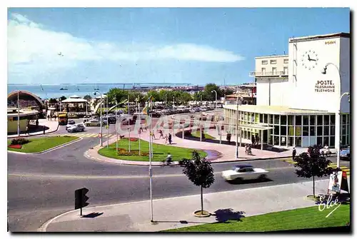 Cartes postales moderne Royan Char Marit La Poste le Nouveau Carrefour a gauche l'Auditorium