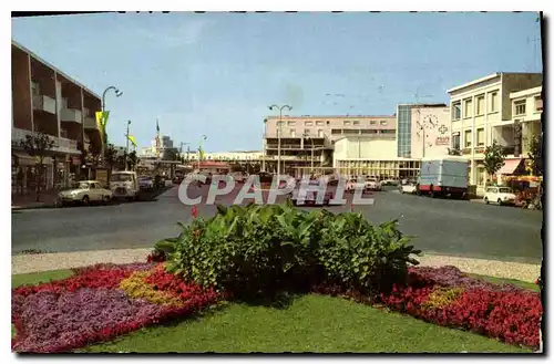 Cartes postales moderne Royan Massif de Fleurs du Cours de l'Europe Vue vers la Poste et le Front de Mer