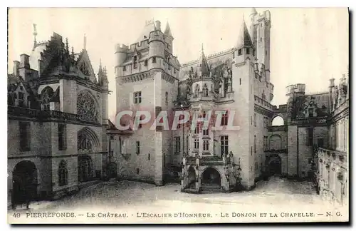 Cartes postales Pierrefonds Le Chateau L'Escalier d'Honneur Le Donjon et la Chapelle