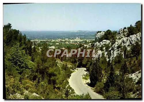 Moderne Karte Saint Remy de Provence la route venant du Lac au milieu des Alpilles au fond vue generale sur la