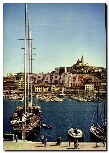 Cartes postales moderne Le Carrefour du Monde Marseille le Vieux Port dans le fond Basilique N D de la Garde Bateau