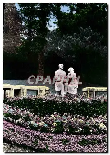 Cartes postales moderne Aux Buissonnets Lisieux le groupe sculpte du jardin