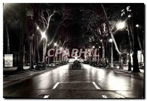Cartes postales moderne La Cite du Roy Rene Aix en Provence le cours Mirabeau la Nuit Dans le fond la Grande Fontaine il