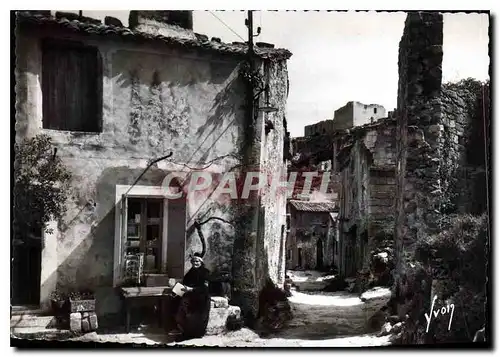 Cartes postales moderne Les Baux B du R Rue du Trincat au fond ruines du chateau feodal