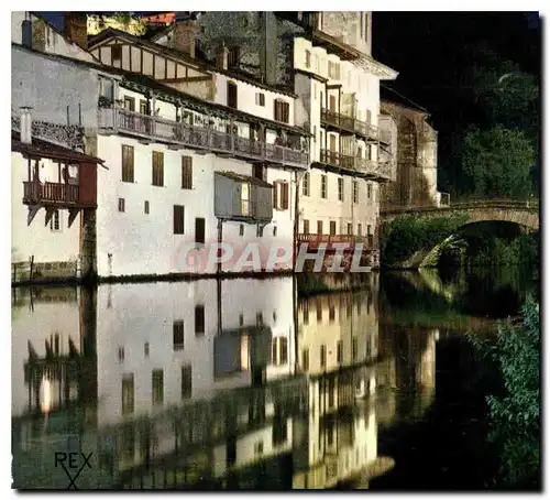Cartes postales moderne St Jean Peid de Port B P l'Eglise et les vieilles Maisons sur la Nive la nuit