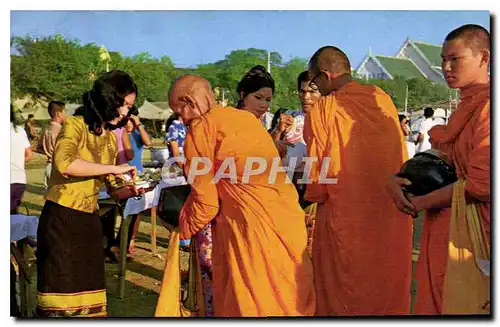 Cartes postales moderne New year's festival in Royal ground Snam Luang to give food alms to bonzes