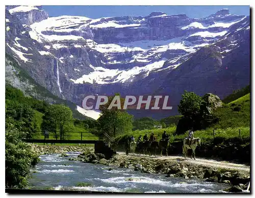 Cartes postales moderne Les Pyrenees Gavarnie Hautes Pyrenees le Cirque la Cascade et le Gave vus du village