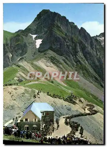 Cartes postales moderne Les Pyrenees Le Col du Tourmalet le jour du passage du Tour de France au fond le Pic d'Espade