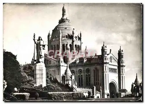 Cartes postales moderne Lisieux Calvados la Basilique et la Statue Ste Therese