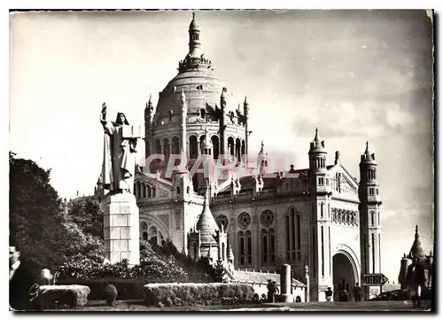 Cartes postales moderne Lisieux Calvados la Basilique et la Statue Ste Therese