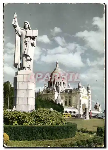 Cartes postales moderne Lisieux Statue de Sainte Thereze vue vers la Basilique