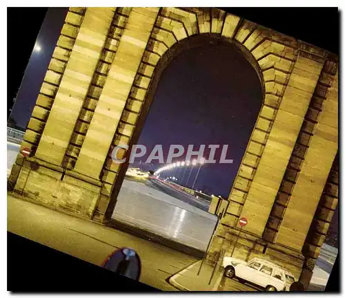 Cartes postales moderne Bordeaux la Porte de Bourgogne Arc de Triomphe Bordelais au fond le Pont de Pierre Automobile