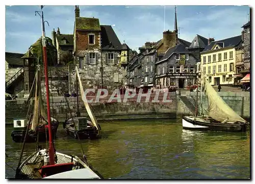 Cartes postales moderne Normandie France Honfleur La Lieutenance et la Place Hamelin Bateau