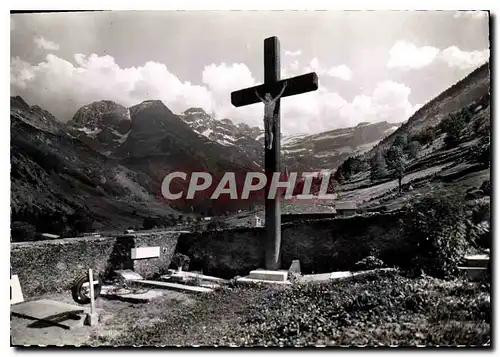 Cartes postales moderne Gavarnie Vue d'Ensemble sur le Cirque dont les Sommets depassent