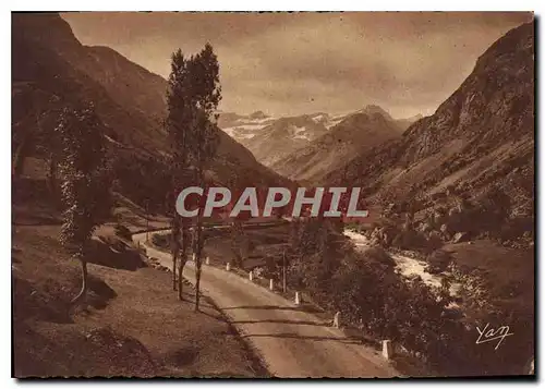 Cartes postales moderne Gavarnie La Route de Gedre au fond les Montagnes du Cirque