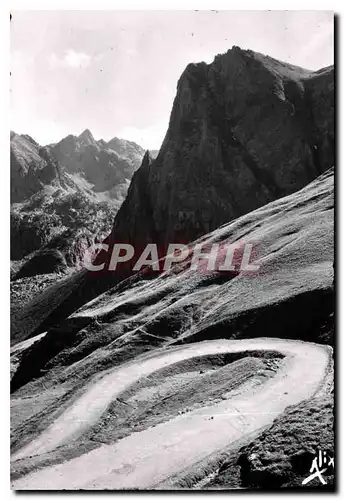 Cartes postales moderne Les Pyrenees Route du Tourmalet La Boucle au fond Le Pic d'Espade