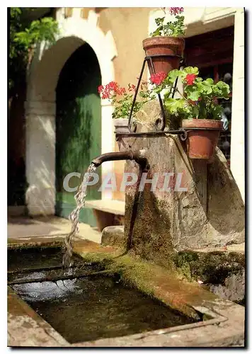 Cartes postales moderne Village meridional Vieille fontaine fleurie