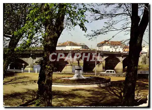Cartes postales moderne Dax Les Jardin des Arenes avec la statue du Lieutenant