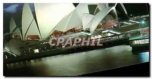 Cartes postales moderne The moon in its simplicity is the perfect compliment to the original design of the Sidney Opera