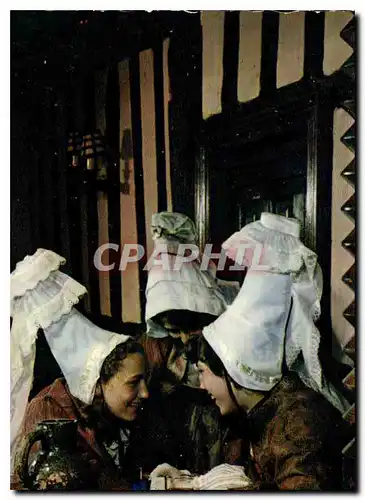 Ansichtskarte AK Folklore de France la Normandie la Gazette du village au premier plan coiffes ditts Sabot du pay