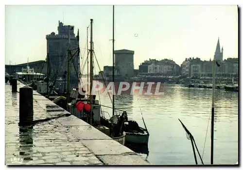 Cartes postales moderne La Rochelle Charente Maritime Brume sur le Port Tour St Nicolas XIV siecle a gauche et la Tour d