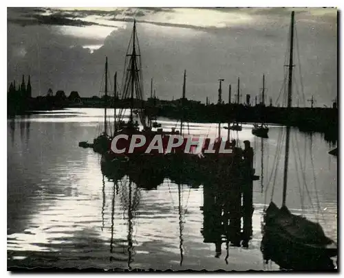 Cartes postales moderne Ostende Crepuscule sur le Port Bateaux de peche